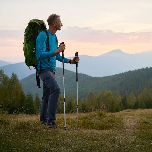 Wanderer mit Rucksack in der Natur