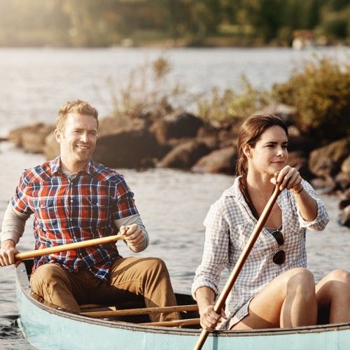 Ein Mann und eine Frau im Kanu