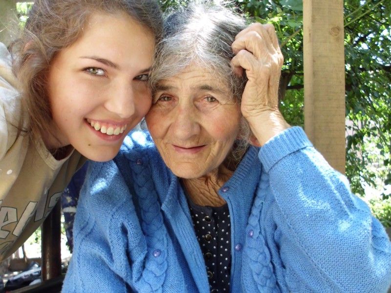 Sarajevo: Mädchen mit Seniorin