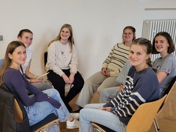 Team navi4life, Mädchen im Stuhlkreis